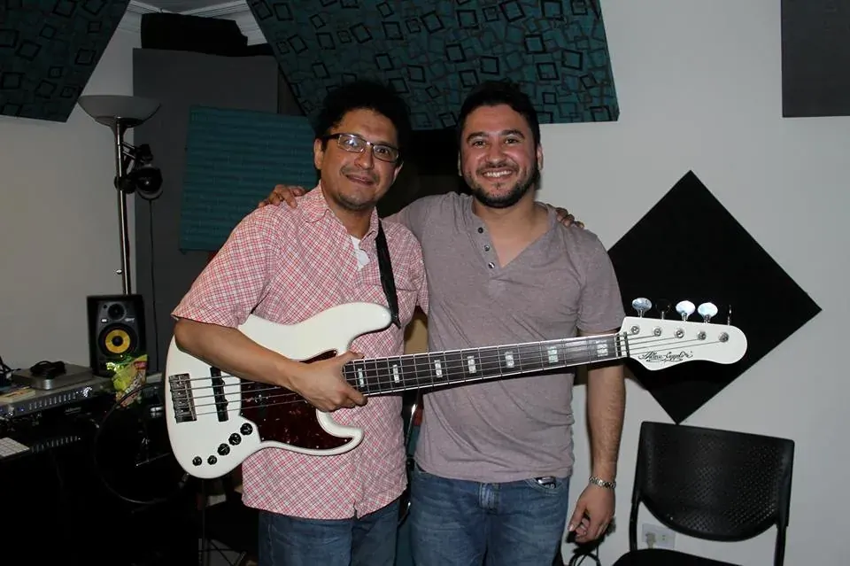 En el estudio de grabación con Luis Ángel “El Papa” Pastor
