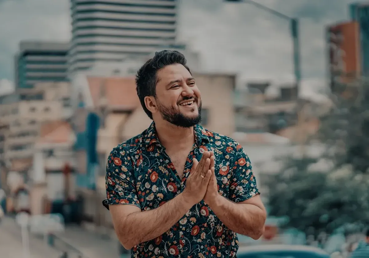 Luis Fabián sonriendo con la ciudad de fondo
