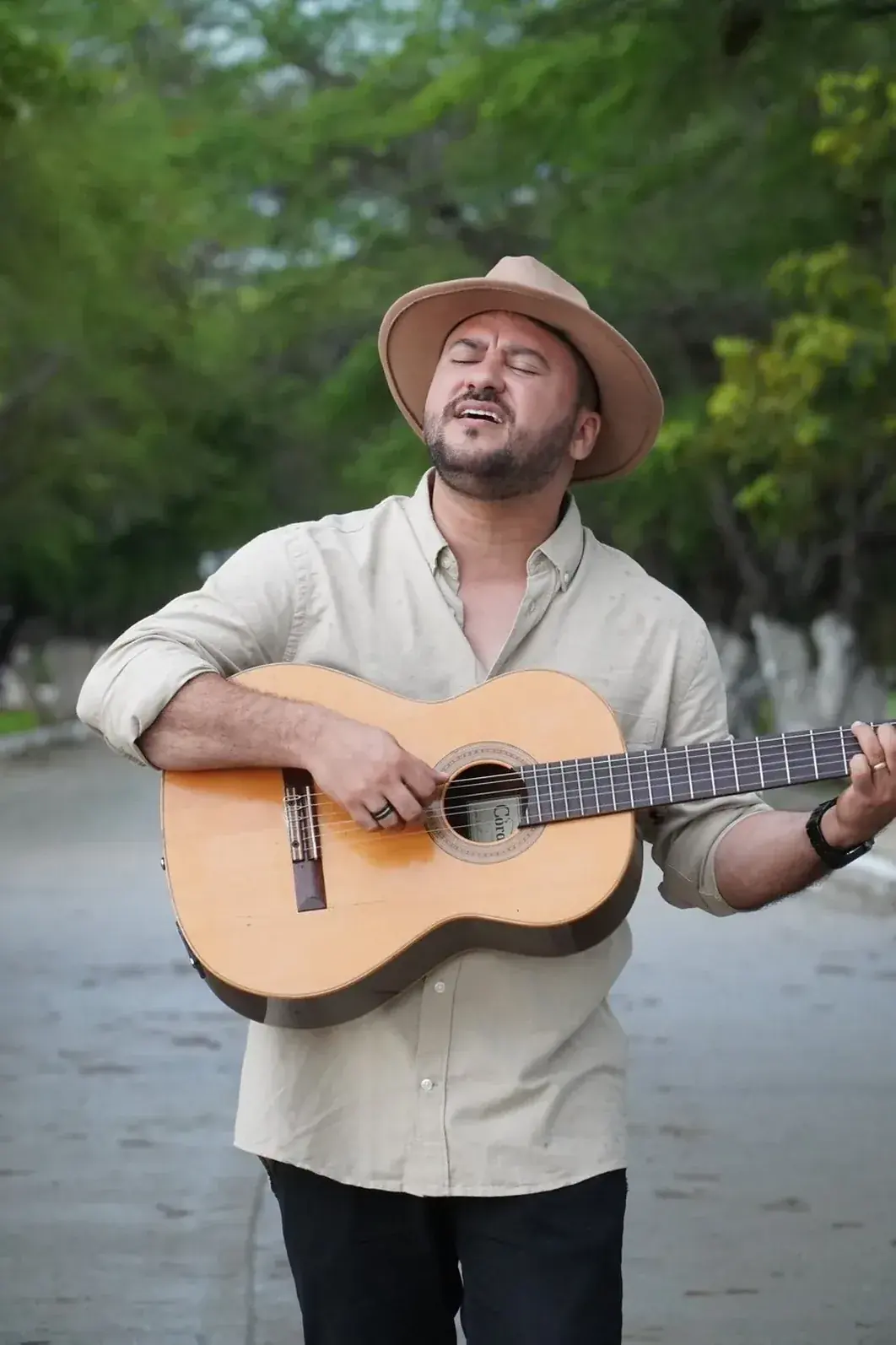 Cantando con su guitarra