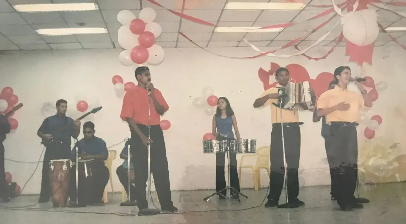 Luis Fabián en uno de sus primeros conciertos