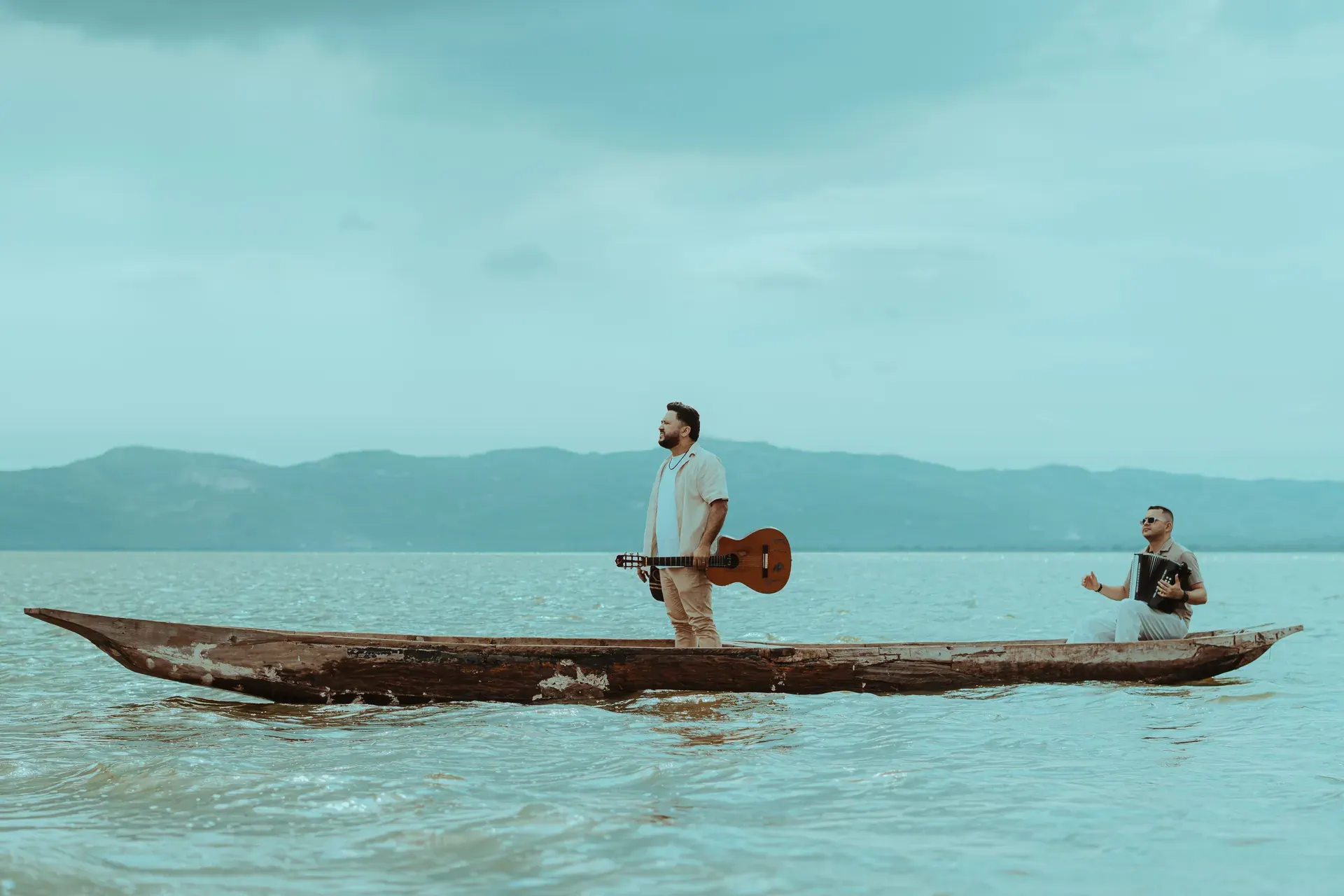 Luis Fabián con la banda en canoa